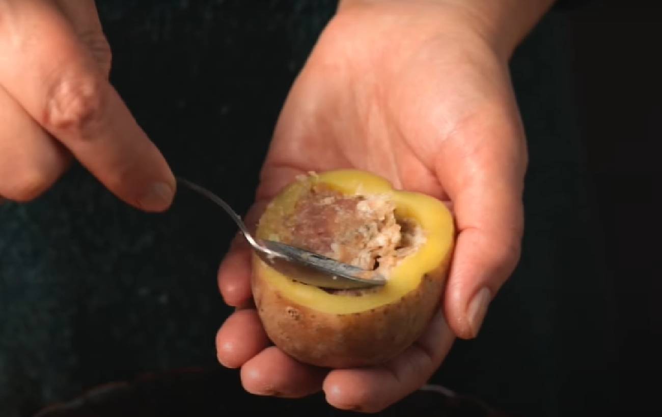 Фарширована картопля з сирним соусом: рецепт смачної вечері для гурманів